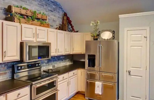 South Arlington House | Pool Hot Tub Game room Arcade fast Wi-Fi Fire Pit Dog Friendly!