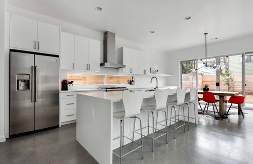 Zilker House | (Pool & Hot Tub) Modern Zilker Farmhouse