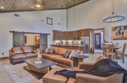 Pickens Cabin | Pool & Hot Tub Pickleball | Sleeps 20+