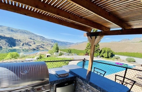 Chelan House | Pool + Hot tub + River Views + 5 mins to Chelan