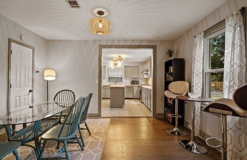 Bellview House | Pool House! Fire Pit~BBQ~ Family Friendly