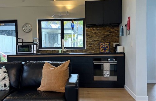 Schnapper Rock Apartment | Pool House in Resort Style Haven