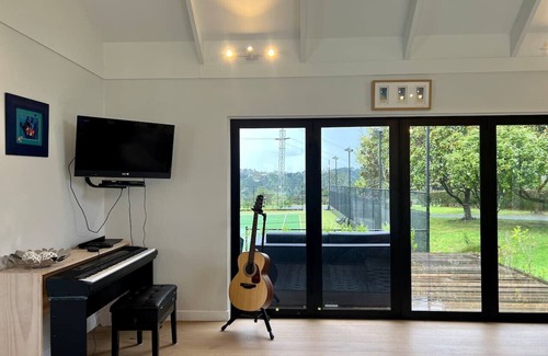 Schnapper Rock Apartment | Pool House in Resort Style Haven