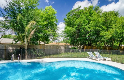 Southside House | Pool House in the Heart of Julington Creek | King Bed |Sleeps 10