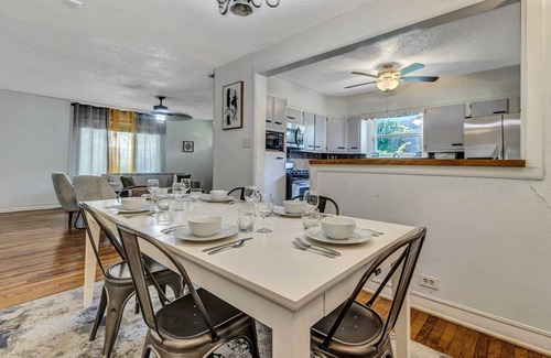 Jefferson House | Pool! Mins to Downtown & Alamo - Huisache Retreat