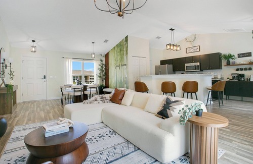 Candler House | POOL ~ NEAR TO SPRINGS ~ WEC ~ TRAILS ~ SHOPPINGS ~OCALA DOWNTOWNn8beds 4bedroom