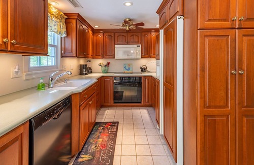 Chatham House | Pool Table, Bar, Ping Pong, Sun Rm, Deck,4 BR, Private