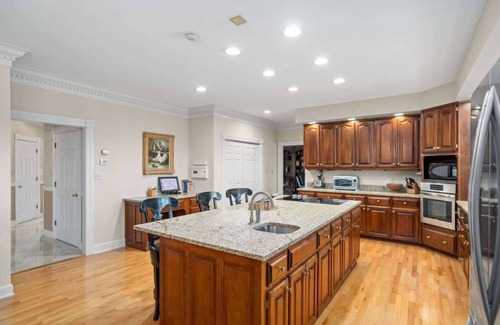 Somerset House | Pool, Tennis Court & Billiards! Oak Hill Property