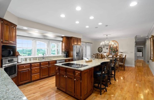 Somerset House | Pool, Tennis Court & Billiards! Oak Hill Property