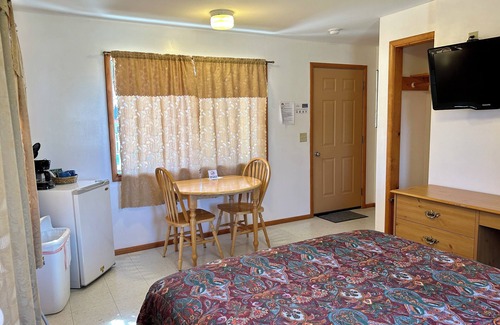 Bull Shoals Resort | Pool View Queen Bed.