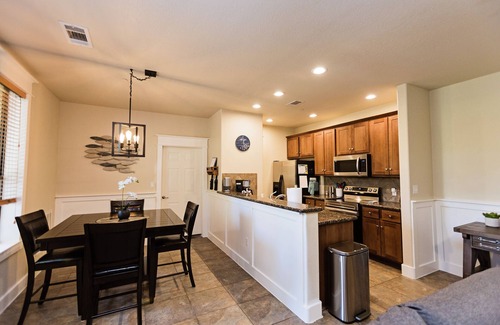 Leander Condo | Pools, lake, pickle ball, golf cart, trails, private patio, dog friendly & more!