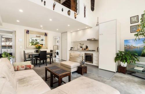 Redfern Apartment | Poolside Apartment Opposite Redfern Park