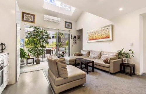 Redfern Apartment | Poolside Apartment Opposite Redfern Park