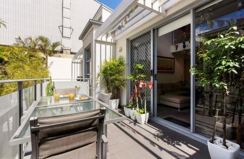 Redfern Apartment | Poolside Apartment Opposite Redfern Park