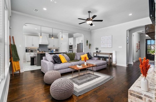 Hewitt House | Poolside Noble House Close to Magnolia & Baylor!