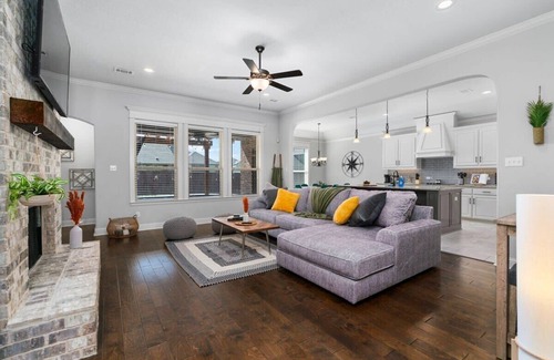 Hewitt House | Poolside Noble House Close to Magnolia & Baylor!