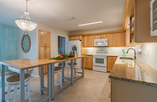 Caloosahatchee House | Poolside Paradise, 4BR Walkable Cape Coral Stay