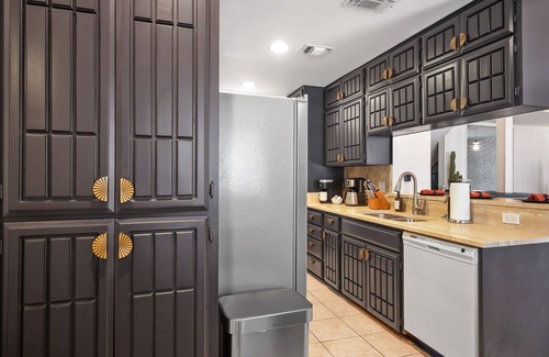 North San Antonio - SAT House | Poolside Pickleball Heated Pool Hot Tub Sleeps 20