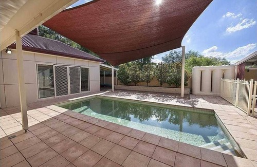 Swan Hill House | Poolside Retreat with Golf Views