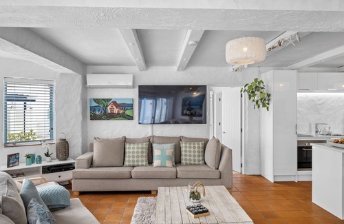 Orewa Cottage | Poolside Waterfront - Orewa Oceanside Villa