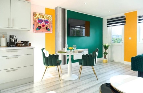 Hatfield Apartment | PopArt Studio SAUNA, SHOPPING CENTRE, BALCONY, 1 FREE PARKING SPACE.