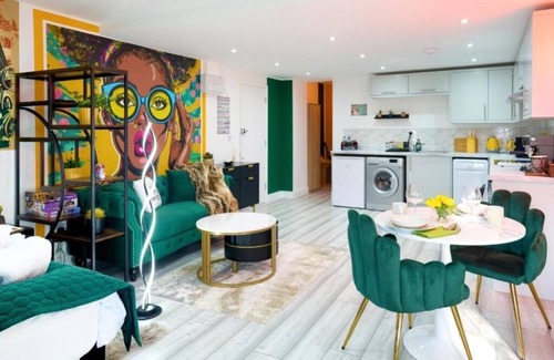 Hatfield Apartment | PopArt Studio SAUNA, SHOPPING CENTRE, BALCONY, 1 FREE PARKING SPACE.