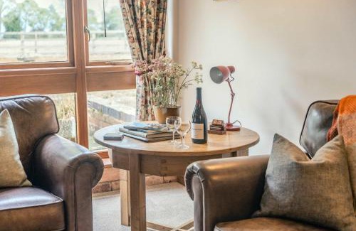 Dumbleton House | Poplar Cottage - Historic Barn in Dumbleton