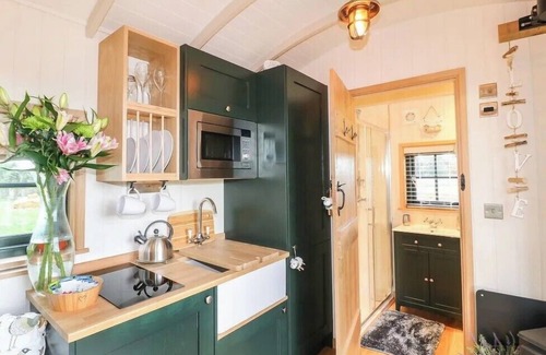 Redmile Cabin | Poppie's Shepherd's Lodge Retreat & Wellness