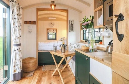 Redmile Cabin | Poppie's Shepherd's Lodge Retreat & Wellness