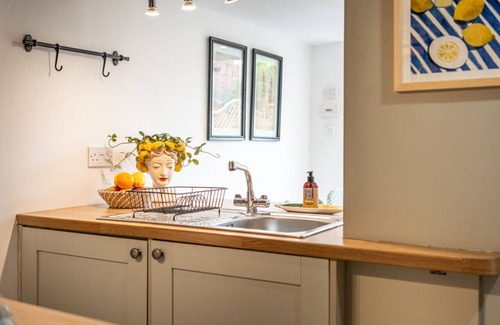 Clifford Chambers Cottage | Poppy Cottage - Cosy 2BD Home, Perfect For Family