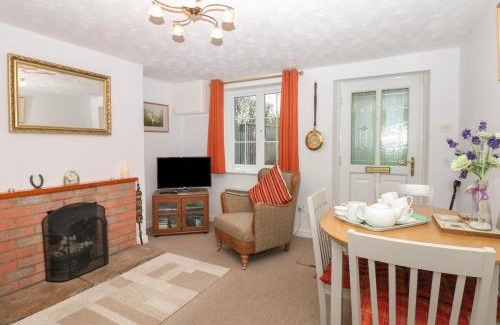 Charlton Marshall House | Poppy Cottage