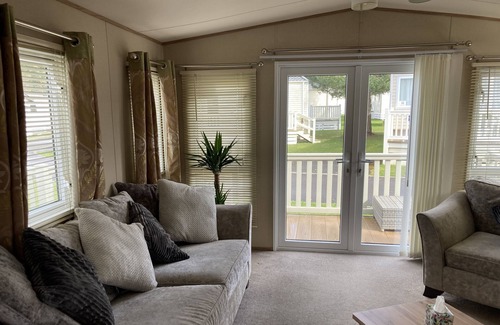 New Forest District House | Poppy's Charming lodge situated on Oakdene forest park.