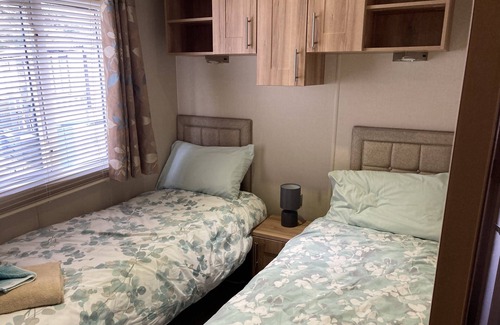New Forest District House | Poppy's Charming lodge situated on Oakdene forest park.