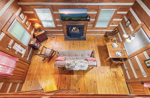 Townsend Cabin | Porch Swing, Jacuzzi Tub, Wi-Fi, Dogs ok, near NP