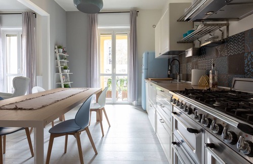Porta Tenaglia Apartment | Porta Volta Bright and Roomy Flat