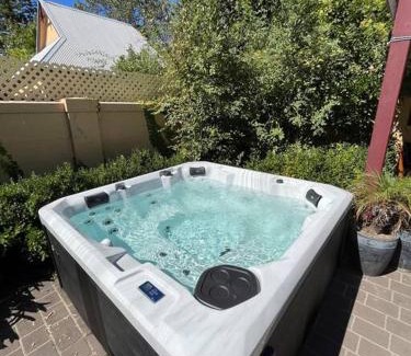 Albury House | Porters Cottage Oasis