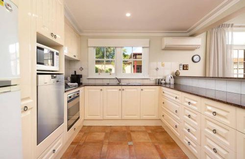 Albury House | Porters Cottage Oasis