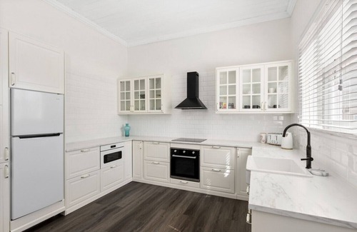 Geelong House | Portia Close to City Centre and Beach