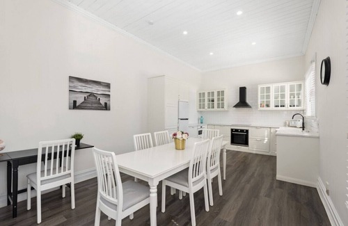 Geelong House | Portia Close to City Centre and Beach