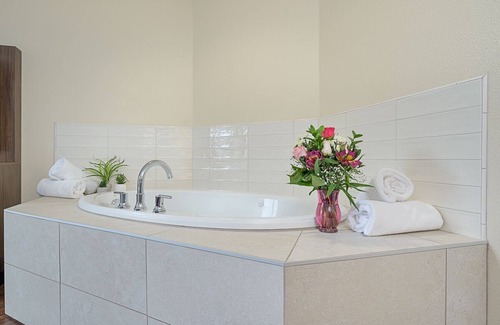 East Columbia Hotel | Portlander Inn and Marketplace