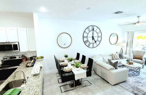 Jupiter House | POSHPADZ Hibiscus Villa Hot Tub, 3 Bed, Priv Pool, Nr Beach, BBQ, Putting Green