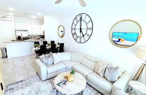 Jupiter House | POSHPADZ Hibiscus Villa Hot Tub, 3 Bed, Priv Pool, Nr Beach, BBQ, Putting Green