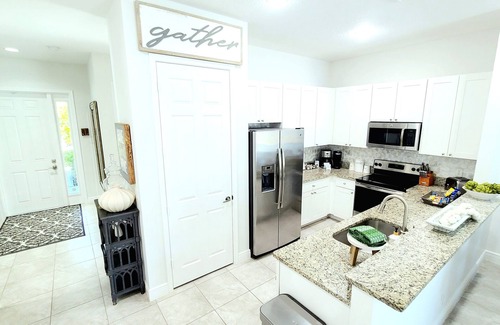 Jupiter House | POSHPADZ Hibiscus Villa Hot Tub, 3 Bed, Priv Pool, Nr Beach, BBQ, Putting Green