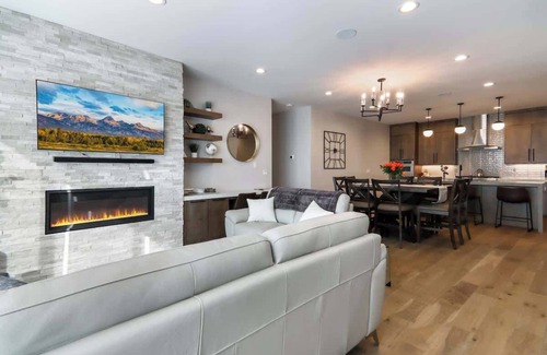 Hideout House | Postcard Views w/Luxury Touches & Hot Tub