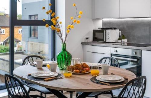 Potters Bar Apartment | Potters Bar - FREE Parking - Private Bathroom - Netflix - 4 mins walk to station - 20 mins DIRECT TRAINS TO LONDON