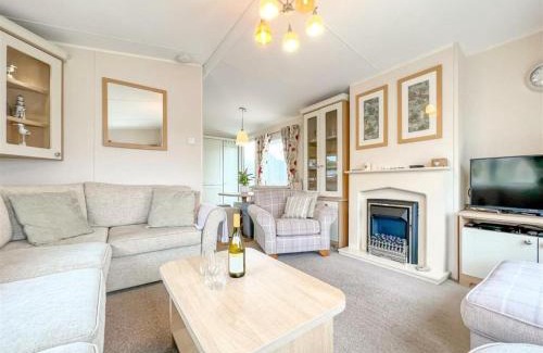 Praa Sands Ski Chalet | Pottsville Cabin Sleeps 4 with Deck