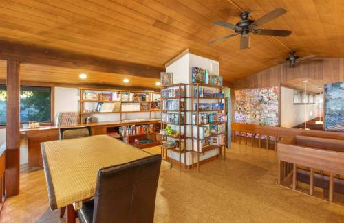 Port Gamble House | Poulsbo Waterfront Lodge with Game Room Library