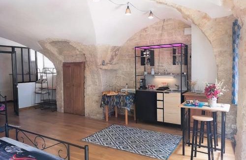 Poussan Apartment | Pour les amoureux des vieilles pierres