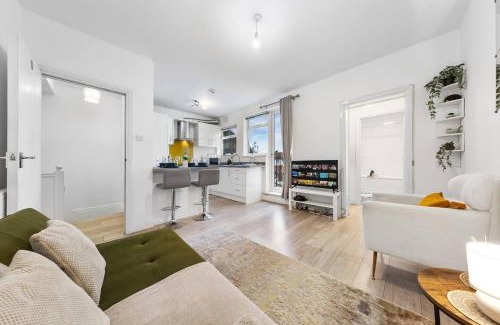 Richmond-upon-Thames Apartment | Powder Mill Retreat - 2br Modern Flat For 4