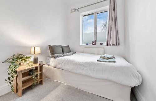 Richmond-upon-Thames Apartment | Powder Mill Retreat - 2br Modern Flat For 4